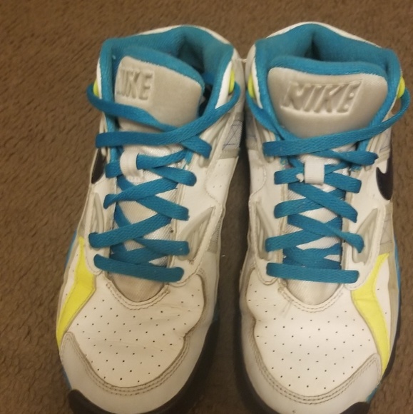 Youth size 5 Nikes - Picture 3 of 3